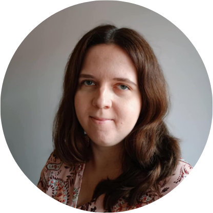 Nie wiem, kto jest na zdjęciu. Kobieta z brązowymi włosami w bluzce stoi na neutralnym tle, patrzy w kamerę.