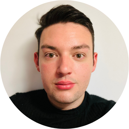 Portret młodej osoby z ciemnymi włosami, ubranej w czarny sweter, na neutralnym tle.