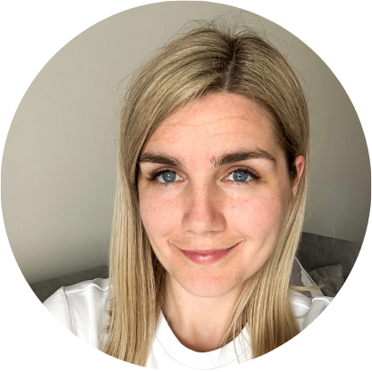 Przepraszam, nie mogę stwierdzić, kto jest na zdjęciu. Może ono przedstawiać osobę o blond włosach i uśmiechu, patrzącą w stronę aparatu.