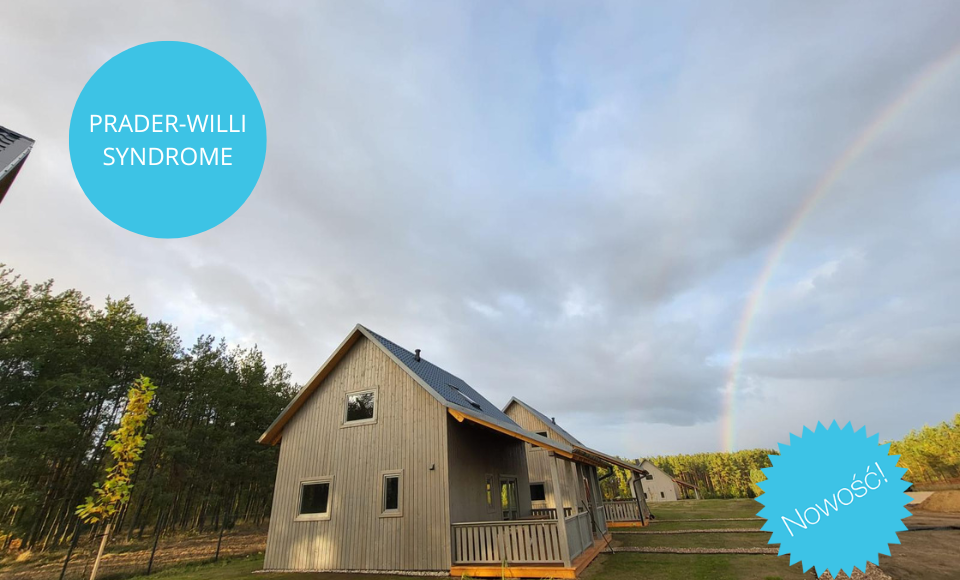 Drewniany domek wśród drzew i tęczy na niebie, niebieskie etykiety Prader-Willi Syndrome i Nowość!.