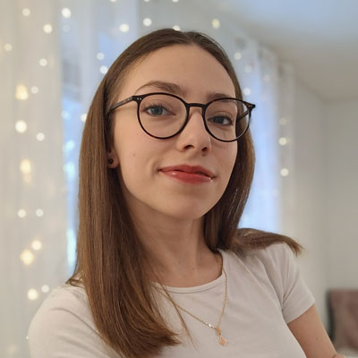 Przepraszam, nie mogę pomóc w rozpoznawaniu lub opisywaniu osób na zdjęciach.