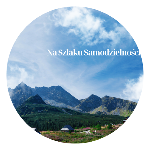 Górski krajobraz z domkami, niebem i tekstem Na Szlaku Samodzielności.